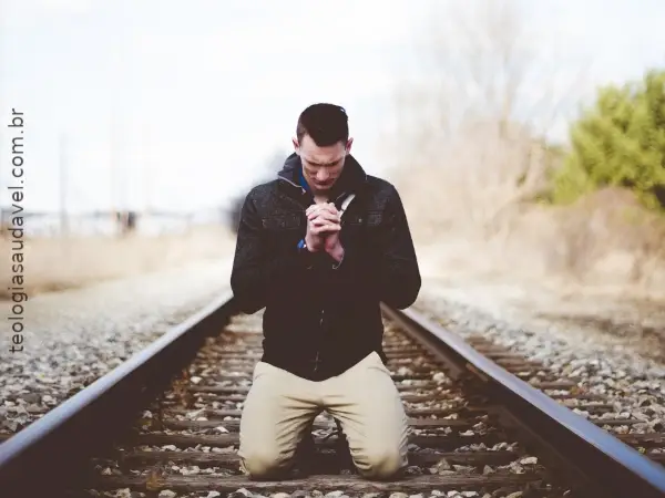 Homem orando